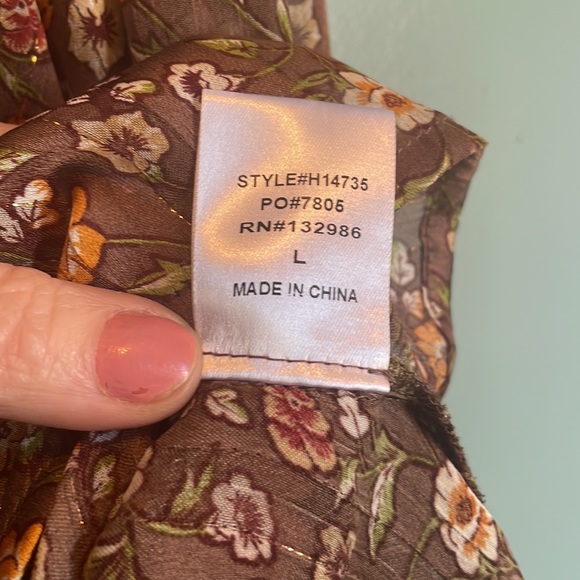 Beautiful multi colored blouse with flattering neckline. - Picture 9 of 9